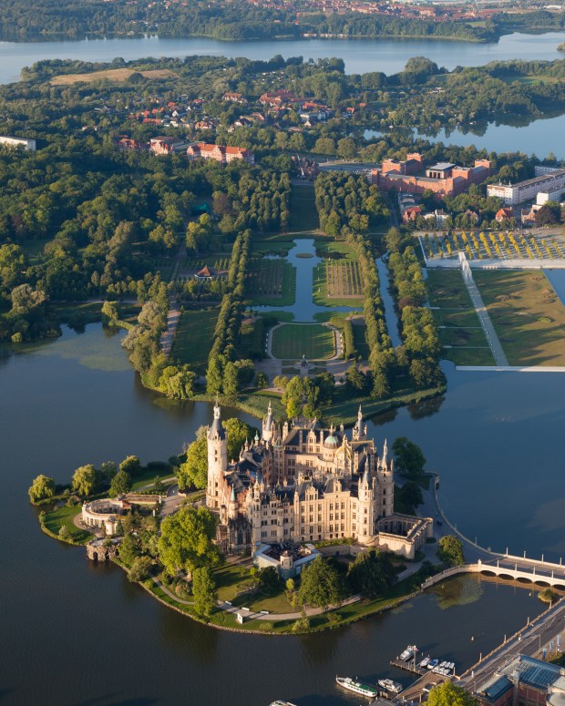 schwerin-castle-mecklenburg-vorpommer